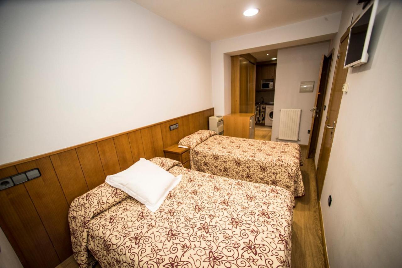 Hostal Caballeros Soria Exterior foto